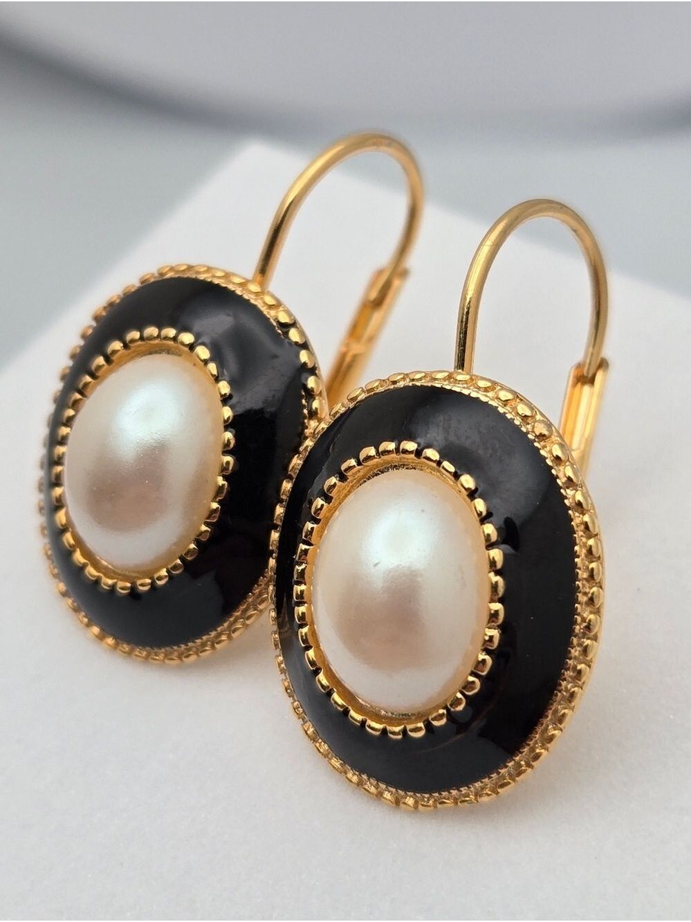 White Faux Pearl Earrings Black Enamel Gold Tone Leverback 1" Vintage Elegant - Picture 4 of 7
